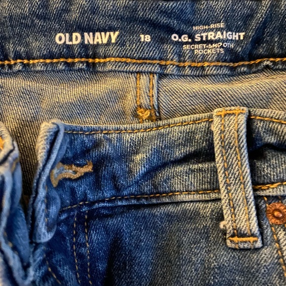 ON 18 High Rise Short - Picture 2 of 3